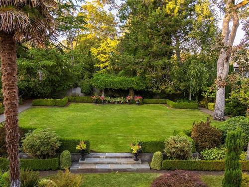2520 Cotswold Rd, Oak Bay, BC - Outdoor With Backyard
