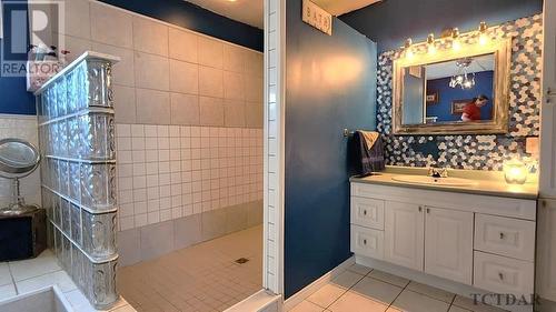 375047 Highway 11B, Temiskaming Shores, ON - Indoor Photo Showing Bathroom