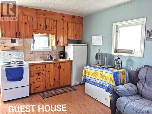 375047 Highway 11B, Temiskaming Shores, ON - Indoor Photo Showing Kitchen