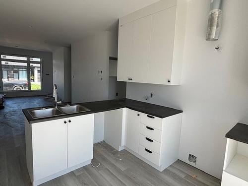 Cuisine - 11Z Rue Aryane, Saint-Bernard-De-Lacolle, QC - Indoor Photo Showing Kitchen With Double Sink