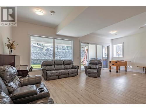 10285 Beacon Hill Drive, Lake Country, BC - Indoor Photo Showing Living Room