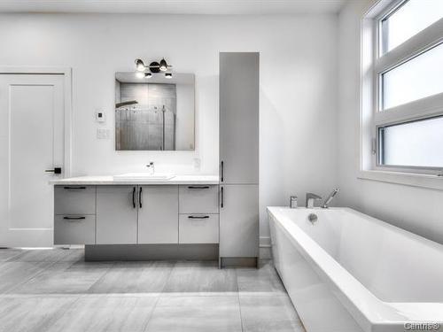 Bathroom - 7Z Rue Aryane, Saint-Bernard-De-Lacolle, QC - Indoor Photo Showing Bathroom