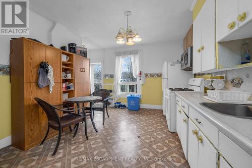 252 Vine St, St. Catharines, ON - Indoor Photo Showing Kitchen