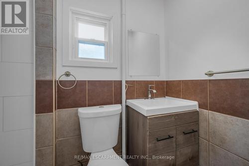 252 Vine St, St. Catharines, ON - Indoor Photo Showing Bathroom