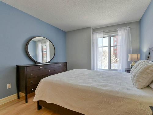 Master bedroom - 206-945 Rue Muir, Montréal (Saint-Laurent), QC - Indoor Photo Showing Bedroom
