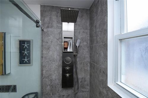 86 Graham Avenue S, Hamilton, ON - Indoor Photo Showing Bathroom