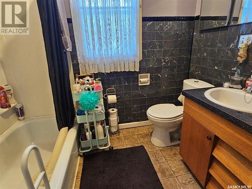 222 3Rd Avenue Ne, Swift Current, SK - Indoor Photo Showing Bathroom