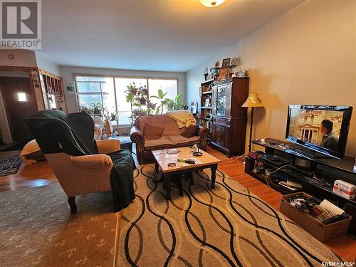 222 3Rd Avenue Ne, Swift Current, SK - Indoor Photo Showing Living Room