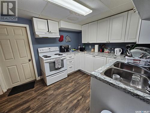222 3Rd Avenue Ne, Swift Current, SK - Indoor Photo Showing Kitchen With Double Sink