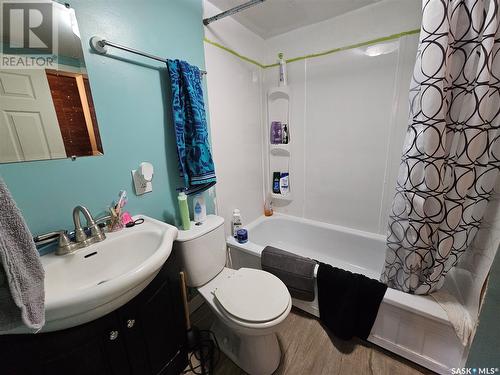 222 3Rd Avenue Ne, Swift Current, SK - Indoor Photo Showing Bathroom
