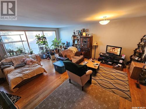 222 3Rd Avenue Ne, Swift Current, SK - Indoor Photo Showing Living Room