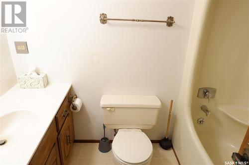 212 5Th Avenue W, Assiniboia, SK - Indoor Photo Showing Bathroom
