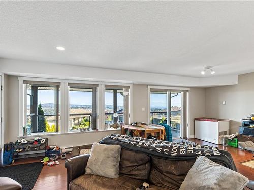 2115 Wren Pl, Nanaimo, BC - Indoor Photo Showing Living Room