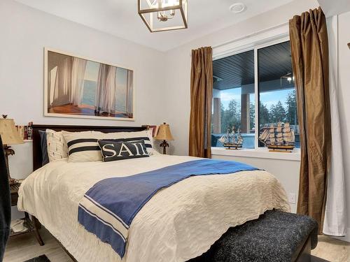 9388 Lakefront Rise, Lake Cowichan, BC - Indoor Photo Showing Bedroom