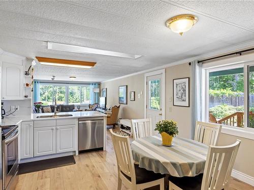 4776 Island Hwy West, Qualicum Beach, BC - Indoor Photo Showing Dining Room