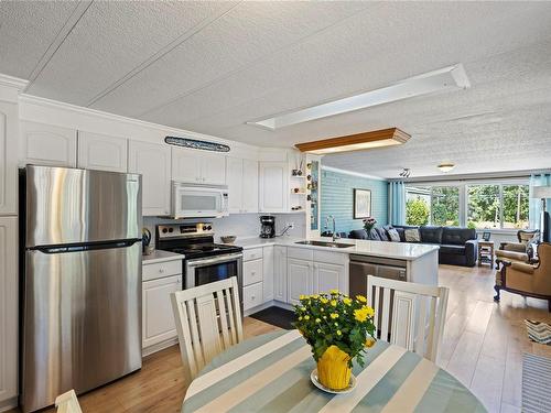 4776 Island Hwy West, Qualicum Beach, BC - Indoor Photo Showing Kitchen