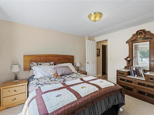 4776 Island Hwy West, Qualicum Beach, BC - Indoor Photo Showing Bedroom