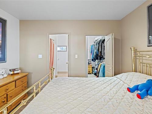4776 Island Hwy West, Qualicum Beach, BC - Indoor Photo Showing Bedroom