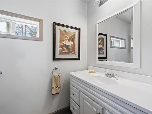 4776 Island Hwy West, Qualicum Beach, BC - Indoor Photo Showing Bathroom