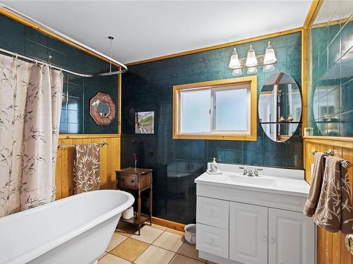 4776 Island Hwy West, Qualicum Beach, BC - Indoor Photo Showing Bathroom