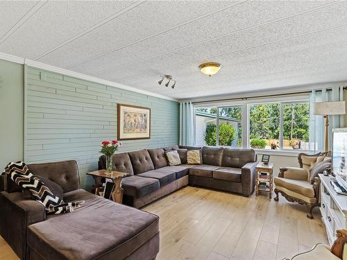 4776 Island Hwy West, Qualicum Beach, BC - Indoor Photo Showing Living Room