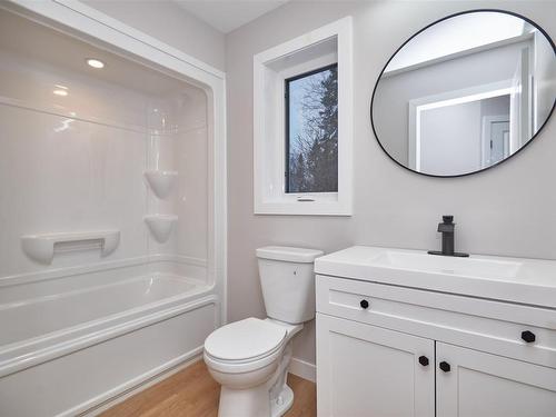 114 Hill Street N, Thunder Bay, ON - Indoor Photo Showing Bathroom