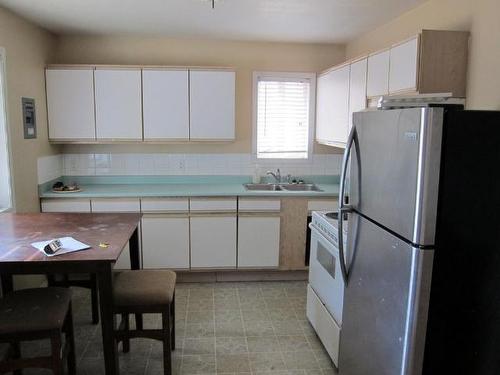 2540 Clapperton Ave, Merritt, BC - Indoor Photo Showing Kitchen With Double Sink