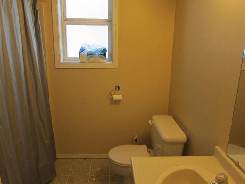 2540 Clapperton Ave, Merritt, BC - Indoor Photo Showing Bathroom