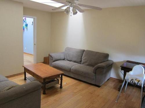 2540 Clapperton Ave, Merritt, BC - Indoor Photo Showing Living Room