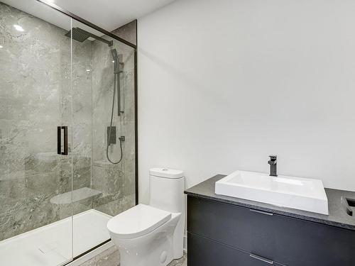 Salle de bains attenante Ã  la CCP - 3609 Rue De L'Université, Longueuil (Saint-Hubert), QC - Indoor Photo Showing Bathroom