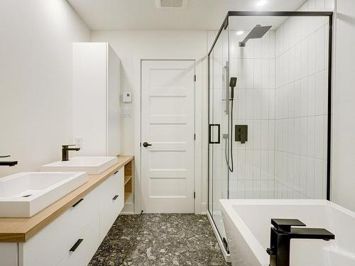 Bathroom - 3609 Rue De L'Université, Longueuil (Saint-Hubert), QC - Indoor Photo Showing Bathroom