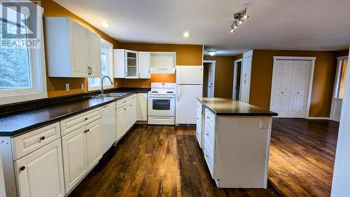 5611 Canim-Hendrix Lake Road, 100 Mile House, BC - Indoor Photo Showing Kitchen With Double Sink