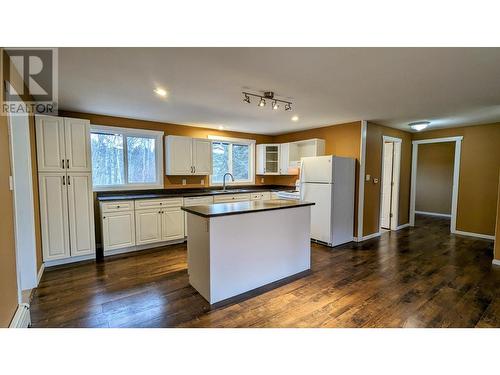 5611 Canim-Hendrix Lake Road, 100 Mile House, BC - Indoor Photo Showing Kitchen