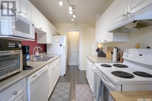 18 1292 Gordon Road, Moose Jaw, SK - Indoor Photo Showing Kitchen With Double Sink