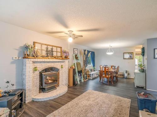 786 Soriel Rd, Parksville, BC - Indoor Photo Showing Living Room With Fireplace