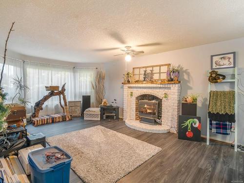 786 Soriel Rd, Parksville, BC - Indoor Photo Showing Living Room With Fireplace