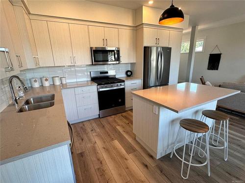 109-2580 Brookfield Dr, Courtenay, BC - Indoor Photo Showing Kitchen With Double Sink