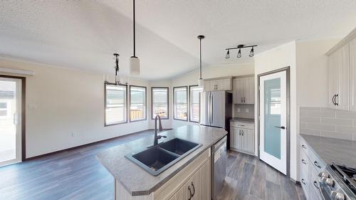 517 Pagurut Avenue W, Cranbrook, BC - Indoor Photo Showing Kitchen With Double Sink