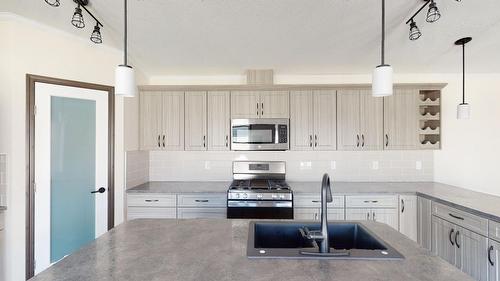 517 Pagurut Avenue W, Cranbrook, BC - Indoor Photo Showing Kitchen With Double Sink