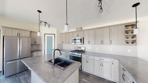 517 Pagurut Avenue W, Cranbrook, BC - Indoor Photo Showing Kitchen With Double Sink With Upgraded Kitchen