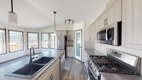 517 Pagurut Avenue W, Cranbrook, BC - Indoor Photo Showing Kitchen With Double Sink