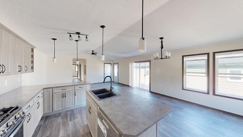 517 Pagurut Avenue W, Cranbrook, BC - Indoor Photo Showing Kitchen With Double Sink With Upgraded Kitchen