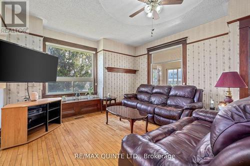 49 Consecon Street, Prince Edward County, ON - Indoor Photo Showing Living Room