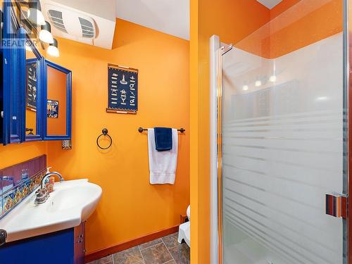 2652 Lakeshore Road, Vernon, BC - Indoor Photo Showing Bathroom