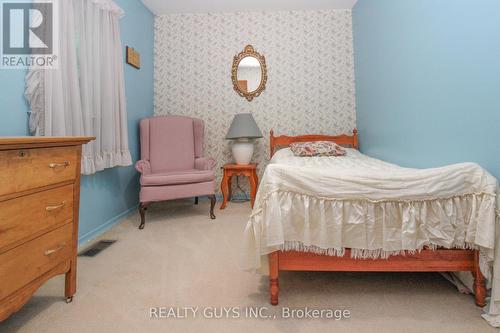 1002 Yankee Line, Smith-Ennismore-Lakefield, ON - Indoor Photo Showing Bedroom