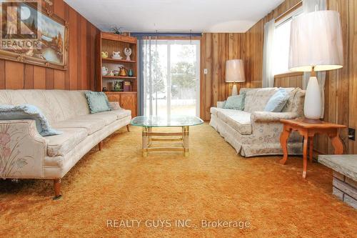 1002 Yankee Line, Smith-Ennismore-Lakefield, ON - Indoor Photo Showing Living Room