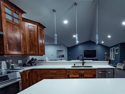 3720 Columbia Avenue, Castlegar, BC - Indoor Photo Showing Kitchen With Double Sink