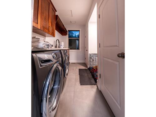 3720 Columbia Avenue, Castlegar, BC - Indoor Photo Showing Laundry Room