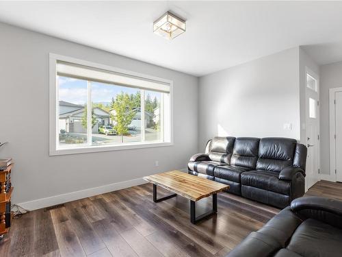 755 James Pl, Ladysmith, BC - Indoor Photo Showing Living Room