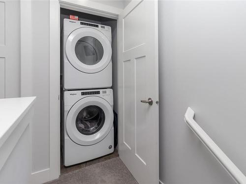 9-1027 College St, Duncan, BC - Indoor Photo Showing Laundry Room
